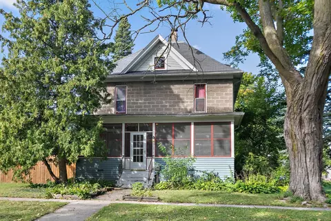 203 S Sycamore St, Genoa, IL 60135