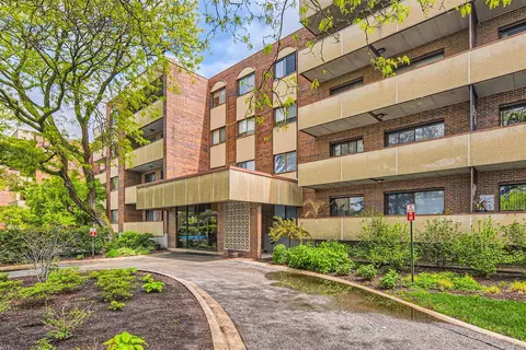 9242 Gross Point Rd #206, Skokie, IL 60077
