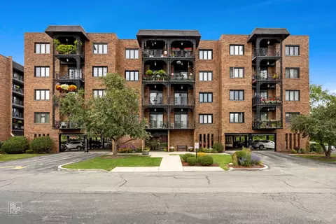 9382 Landings Ln #303, Des Plaines, IL 60016