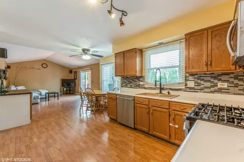660 Regal Ln, Algonquin, IL 60102 photo 3