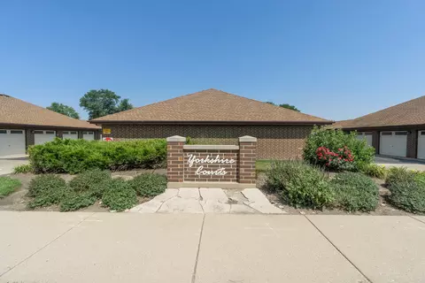 915 N York St N #404, Elmhurst, IL 60126