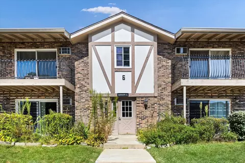 16 W470 Lake Dr #104, Willowbrook, IL 60527