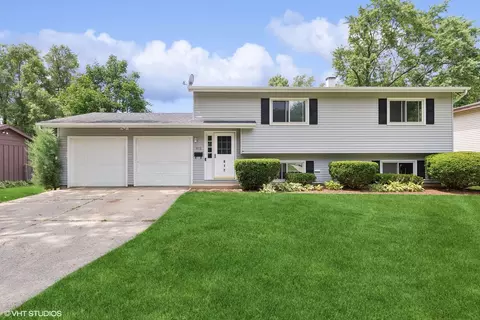 912 Nottingham Ln, Crystal Lake, IL 60014