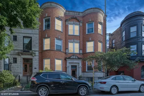 735 W Roscoe St #1W, Chicago, IL 60657