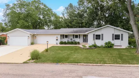10 Thomas Dr, Normal, IL 61761