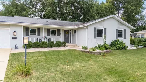 10 Thomas Dr, Normal, IL 61761 photo 2