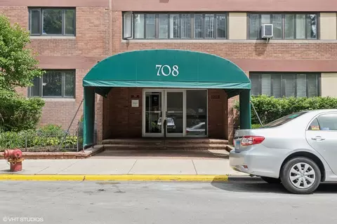 700 W Bittersweet Pl #111, Chicago, IL 60613