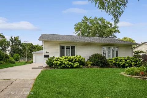 226 E Streamwood Blvd, Streamwood, IL 60107