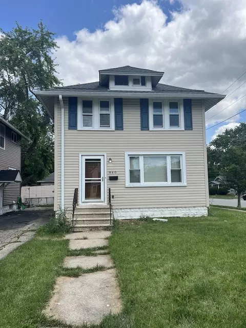 940 S 4th St, Aurora, IL 60505