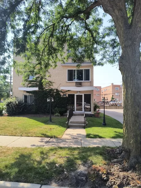8152 Elmwood Ave #201, Skokie, IL 60077