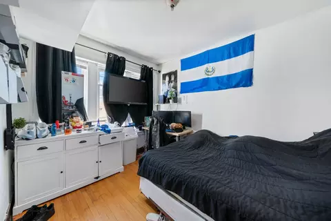 Bedroom - 6431 N Artesian Ave, Chicago, IL 60645 photo 3 of 3