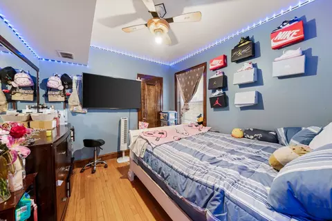 Bedroom - 6431 N Artesian Ave, Chicago, IL 60645 photo 2 of 3