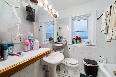 Bath - 6431 N Artesian Ave, Chicago, IL 60645 photo 1 of 1