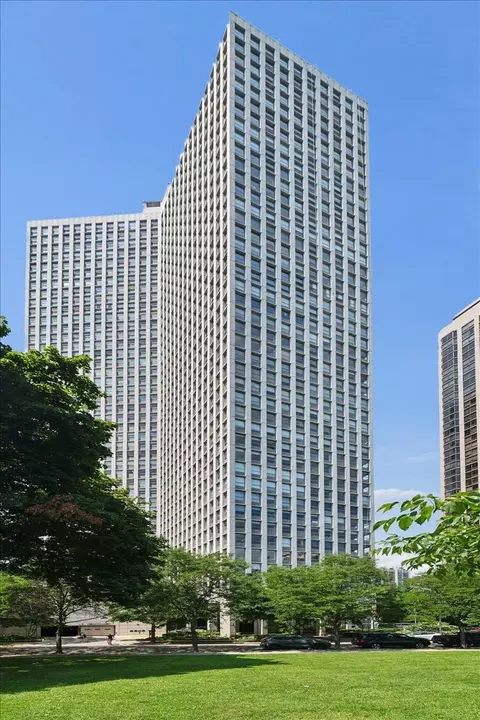 2626 N Lakeview Ave #1502, Chicago, IL 60614