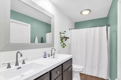 Bath - 606 Compton Ave, Champaign, IL 61822 photo 3 of 4