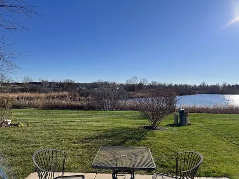 2809 Edgewater Dr, Elgin, IL 60124 photo 2