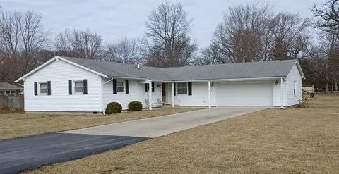 4 Cherry Ln, Villa Grove, IL 61956