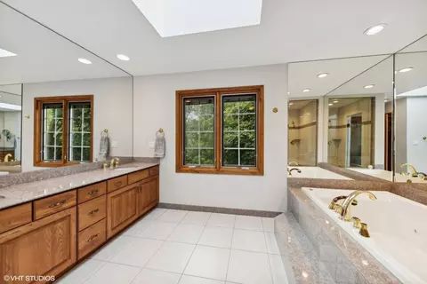 Bath - 116 Riverside Dr, Deerfield, IL 60015 photo 2 of 3