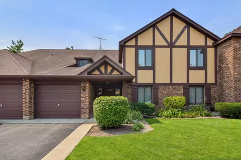 1702 Lakecliffe Dr #B, Wheaton, IL 60189