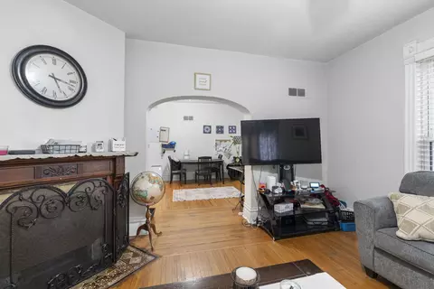 Living - 515 Prospect St, Elgin, IL 60120 photo 2 of 4