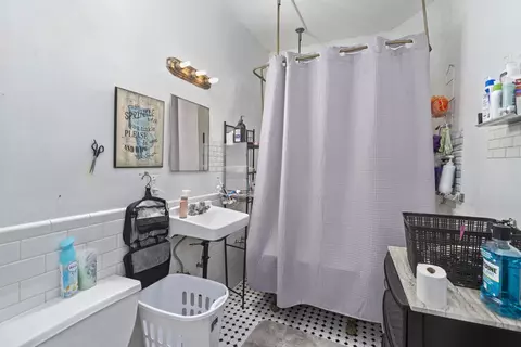 Bath - 515 Prospect St, Elgin, IL 60120 photo 1 of 2