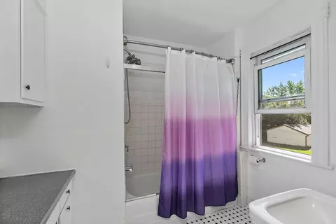 Bath - 515 Prospect St, Elgin, IL 60120 photo 2 of 2
