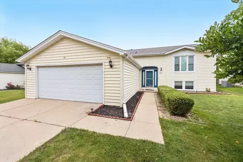 31 Evergreen Dr, Streamwood, IL 60107