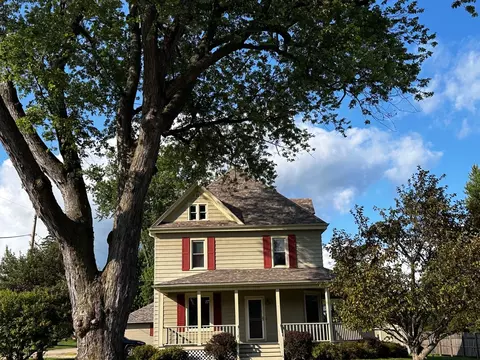 716 W Main St, Warren, IL 61087