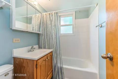 Bath - 421 Daniel St, Wauconda, IL 60084 photo 2 of 3