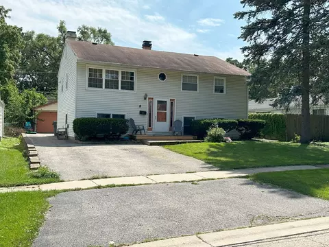 335 N Lakeshore Dr, Mundelein, IL 60060