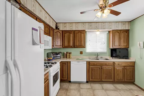 825 Case Dr, Roselle, IL 60172 photo 9