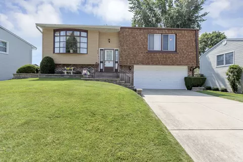 825 Case Dr, Roselle, IL 60172