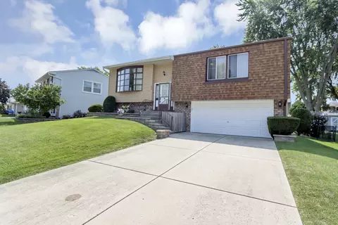825 Case Dr, Roselle, IL 60172 photo 2