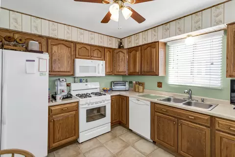 825 Case Dr, Roselle, IL 60172 photo 10