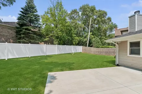 Exterior - 301 W Brookside Cir, Wheaton, IL 60187 photo 2 of 6