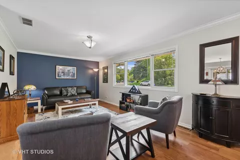 Living - 301 W Brookside Cir, Wheaton, IL 60187 photo 1 of 2