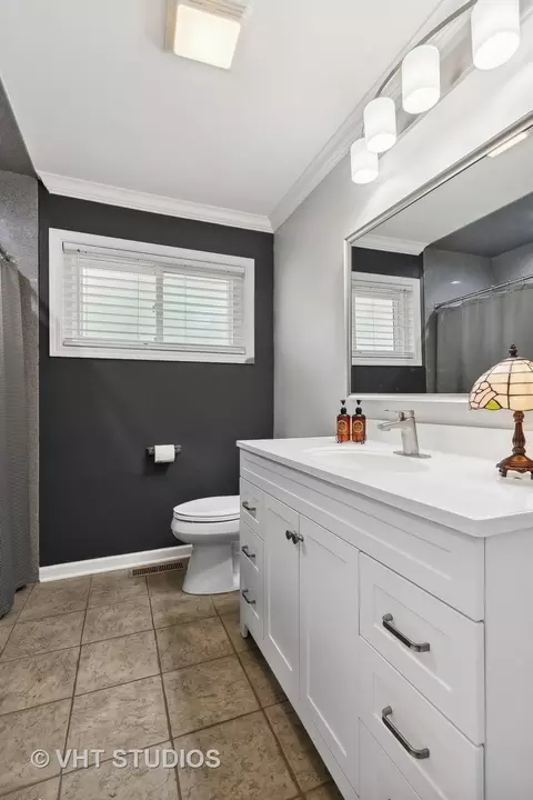 Bath - 301 W Brookside Cir, Wheaton, IL 60187 photo 1 of 3