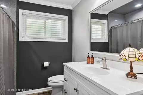 Bath - 301 W Brookside Cir, Wheaton, IL 60187 photo 2 of 3
