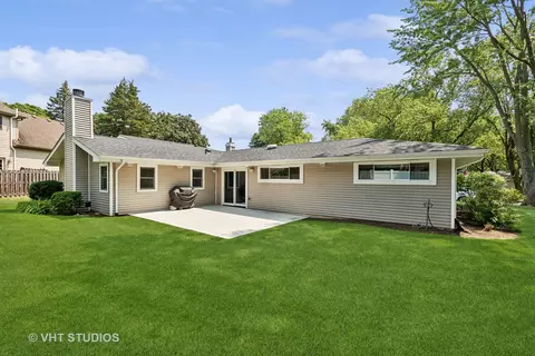 Exterior - 301 W Brookside Cir, Wheaton, IL 60187 photo 4 of 6