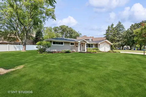 Exterior - 301 W Brookside Cir, Wheaton, IL 60187 photo 6 of 6