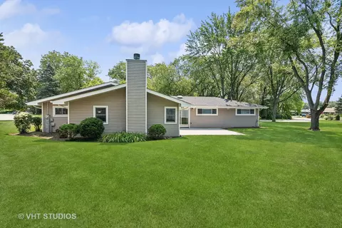 Exterior - 301 W Brookside Cir, Wheaton, IL 60187 photo 3 of 6