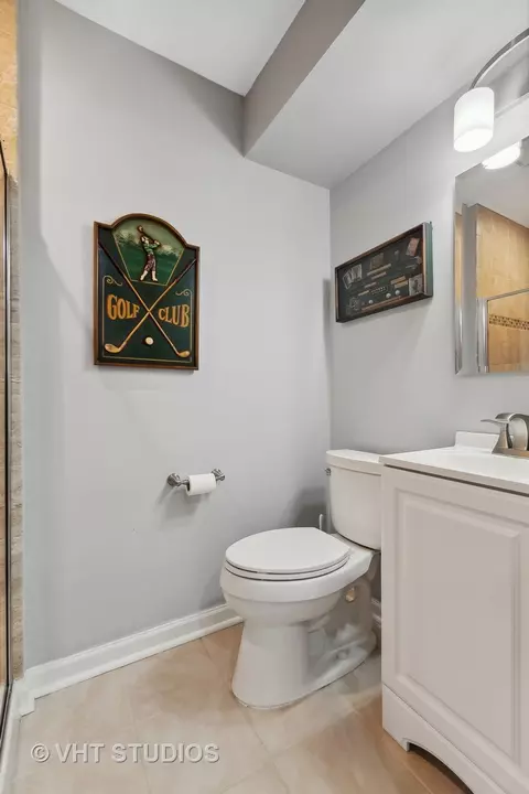 Bath - 301 W Brookside Cir, Wheaton, IL 60187 photo 3 of 3