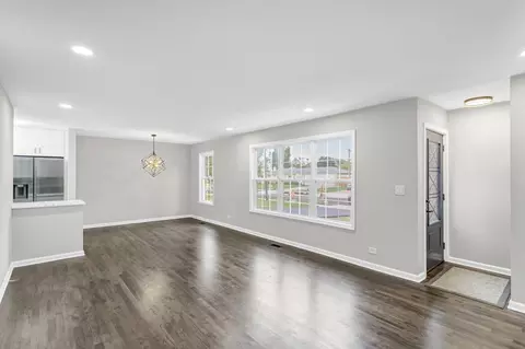 700 Ash Rd, Hoffman Estates, IL 60169 photo 5