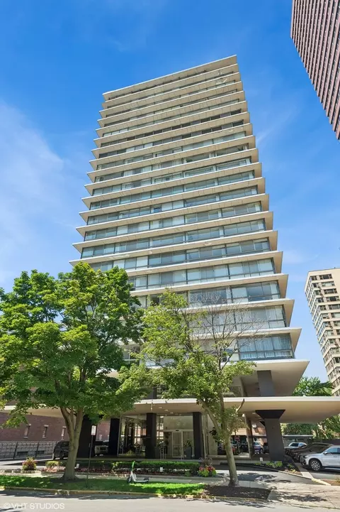 320 W Oakdale Ave #2003, Chicago, IL 60657