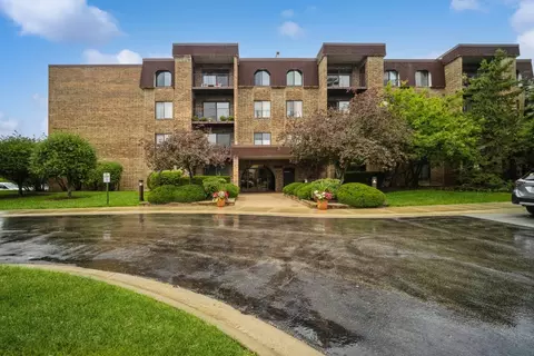 2100 Valencia Dr #402B, Northbrook, IL 60062