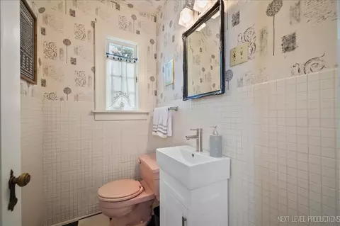 Bath - 84 S Melrose Ave, Elgin, IL 60123 photo 1 of 2