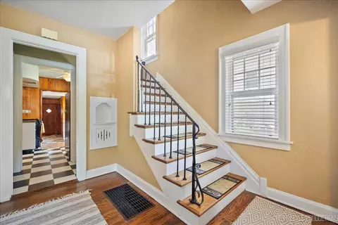 Entry Way - 84 S Melrose Ave, Elgin, IL 60123 photo 2 of 4