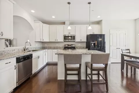 1190 Colfax Ave, Des Plaines, IL 60016 photo 2