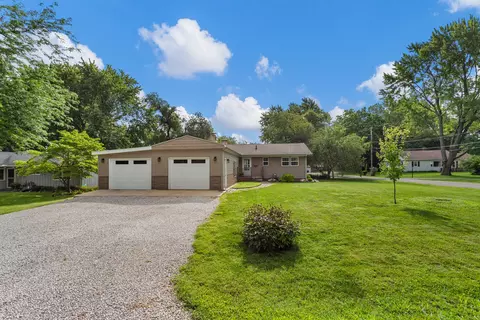 905 Logan Ct, Monticello, IL 61856