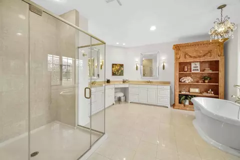 Bath - 10 Willowcrest Dr, Oak Brook, IL 60523 photo 4 of 5